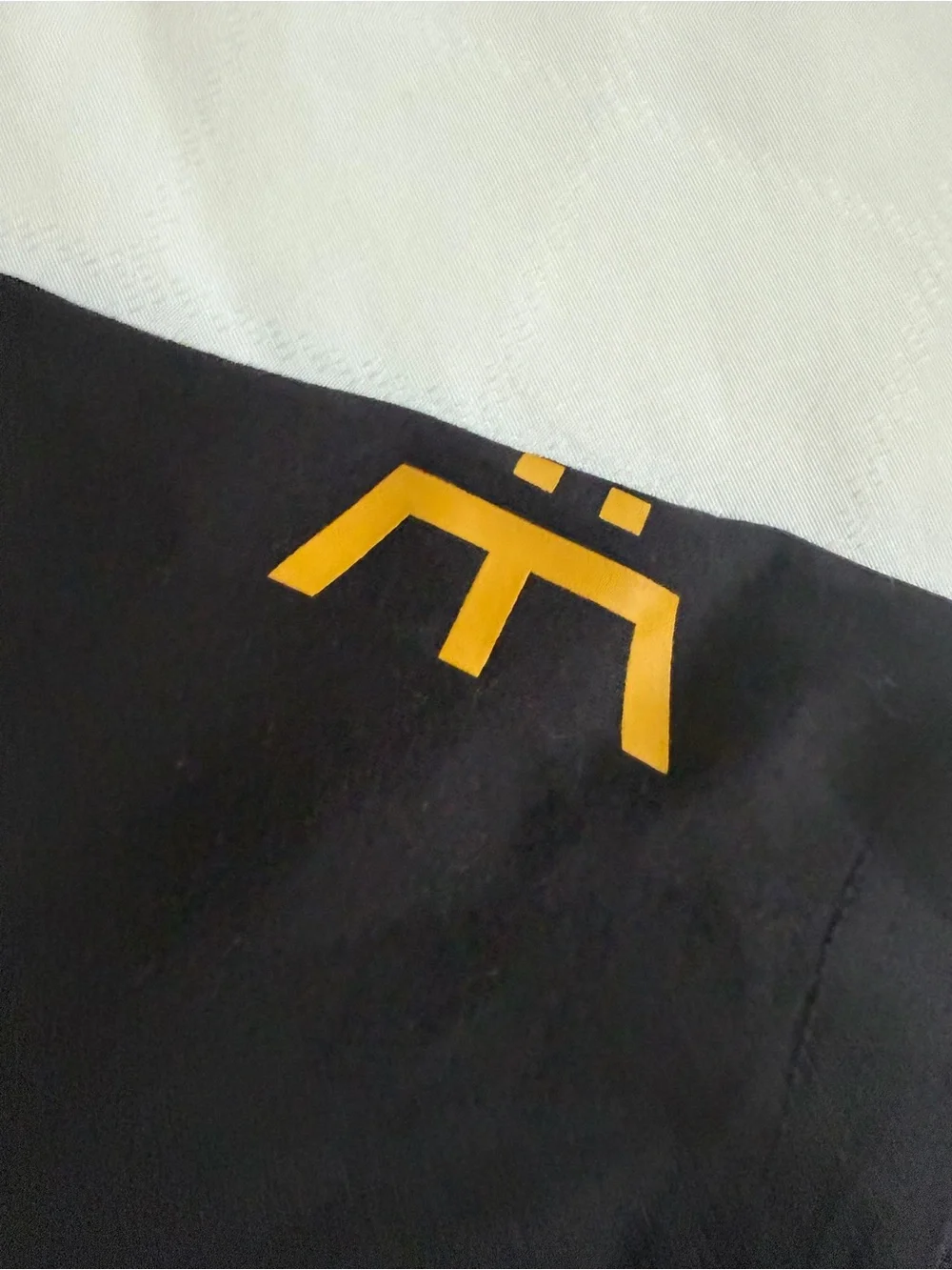 SALVATION Vertical Block Swoop Black & Yellow Short Sleeve Tee XS. T110
